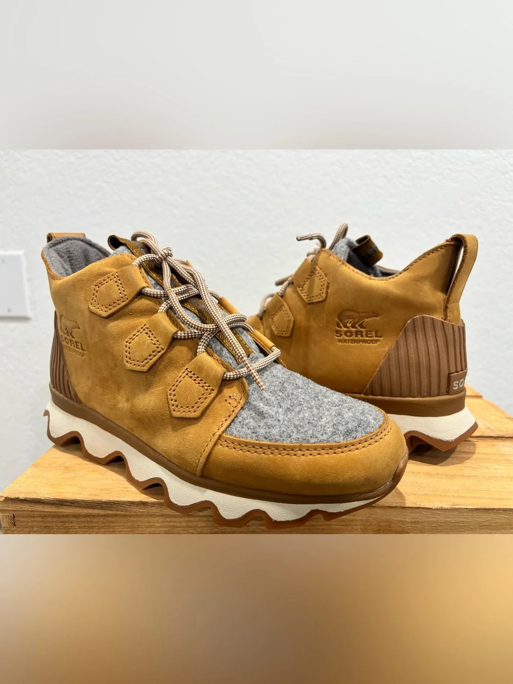 SOREL Kinetic Caribou Waterproof Boot Women’s Size 7 Camel Brown Sneaker Boots